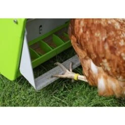 Mangeoire Poule à Pédale En Plastique Avec Pied D’appui Mobile SmartCoop 7,5kg - Kerbl -Volaille Magasin 209760 1