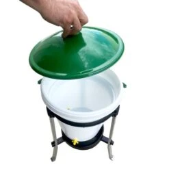 Abreuvoir Poule Sur Pieds Avec Seau Rivus 17L - River Systems 11 Abreuvoir Poule Sur Pieds Avec Seau Rivus 17L - River Systems -Volaille Magasin abreuvoir a seau sur pied 17 litres rivus river systems ouvert