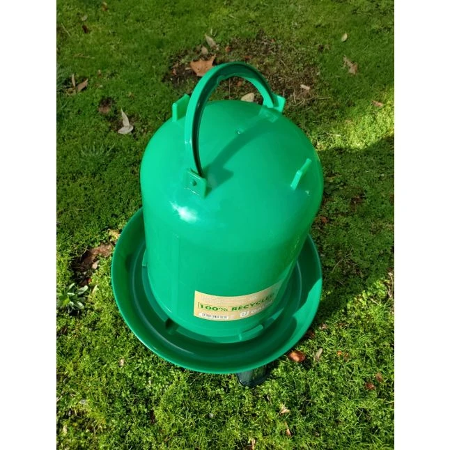 Gaun Abreuvoir Poule à Pieds En Plastique Recyclé Eco 8L 4 Gaun Abreuvoir Poule à Pieds En Plastique Recyclé Eco 8L – Image 2