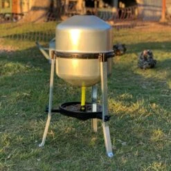 Abreuvoir Galvanisé Sur Pied Type 30L -Volaille Magasin abreuvoir volailles galvanise 30 litres avec poules ouvert