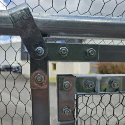 Porte Universelle 1,70x0,75m Pour Enclos Poulailler Parc Grillagé Renforcé -Volaille Magasin detail porte laterale haut