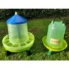 Kit Plastique Recyclé 7/8 Poules Abreuvoir 10L Et Mangeoire 12Kg à Pieds -Volaille Magasin kit eco recycle gaun 10l 12kg