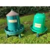 Kit Plastique Recyclé 5/6 Poules Abreuvoir 8L Et Mangeoire 8Kg à Pieds -Volaille Magasin kit eco recycle gaun 8l 8kg