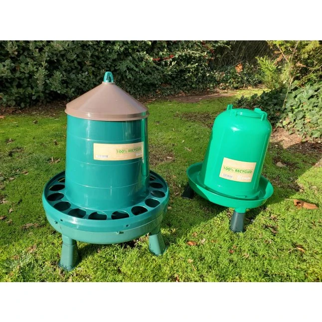 Kit Plastique Recyclé 5/6 Poules Abreuvoir 8L Et Mangeoire 8Kg à Pieds 4 Kit Plastique Recyclé 5/6 Poules Abreuvoir 8L Et Mangeoire 8Kg à Pieds – Image 2