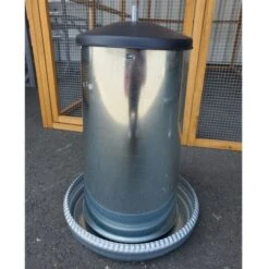 Mangeoire Galva Silo 15Kg + Couvercle 18 Mangeoire Galva Silo 15Kg + Couvercle -Volaille Magasin mangeoire metal avec couvercle 15kg
