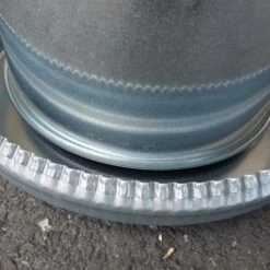 Mangeoire Galva Silo 15Kg + Couvercle 17 Mangeoire Galva Silo 15Kg + Couvercle -Volaille Magasin mangeoire metal avec couvercle 15kg detail coupelle