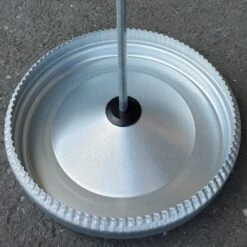 Mangeoire Galva Silo 5Kg + Couvercle -Volaille Magasin mangeoire metal avec couvercle 15kg detail pied 1