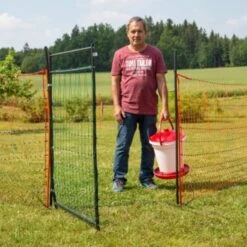 Porte Pour Filet Poule électrifiable 95 à 125 Cm - Kerbl 12 Porte Pour Filet Poule électrifiable 95 à 125 Cm - Kerbl -Volaille Magasin porte pour filet cloture poule kerbl filet 125cm mise en place vue