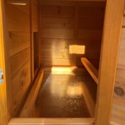 Poulailler Bréda S 1 à 2 Poules Toit Bois -Volaille Magasin poulailler bois breda s interieur