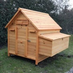 Poulailler Cémani XL Toit Bois 6 à 10 Poules -Volaille Magasin poulailler bois cemani xl 6 8 poules face trappe fermee