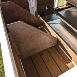 Poulailler Brahma Toit Shingle 6 à 8 Poules Bois FSC 29 Poulailler Brahma Toit Shingle 6 à 8 Poules Bois FSC -Volaille Magasin poulailler brahma vue focus pondoir 1