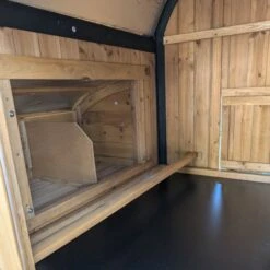 Poulailler Finlandais Toit Tôle Isolé Ouvrable 4 à 8 Poules -Volaille Magasin poulailler finlandais toit tole isole 4 a 8 poules detail interieur