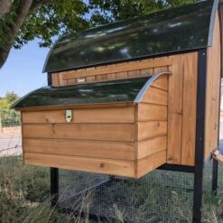 Poulailler Finlandais Toit Tôle Isolé Ouvrable 4 à 8 Poules -Volaille Magasin poulailler finlandais toit tole isole 4 a 8 poules trois quart