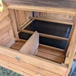 Poulailler Finlandais Toit Tôle Isolé Ouvrable 4 à 8 Poules -Volaille Magasin poulailler finlandais toit tole isole 4 a 8 poules vue interieur pondoir