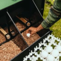 Poulailler Nestera Sur Pieds Taille L Plastique Recyclé 8 à 15 Poules -Volaille Magasin poulailler plastique recycle nestera l pondoir
