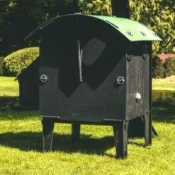 Poulailler Nestera Sur Pieds Taille S Plastique Recyclé 3 à 5 Poules -Volaille Magasin poulailler plastique recycle nestera s arriere lum