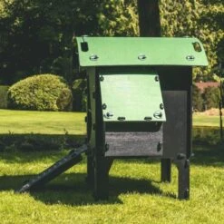 Poulailler Nestera Sur Pieds Taille S Plastique Recyclé 3 à 5 Poules -Volaille Magasin poulailler plastique recycle nestera s cote pondoir lum