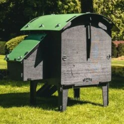 Poulailler Nestera Sur Pieds Taille S Plastique Recyclé 3 à 5 Poules -Volaille Magasin poulailler plastique recycle nestera s profil arriere lum