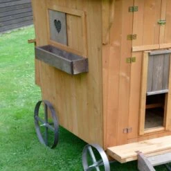 Poulailler Roulotte Toit Tôle 6 à 10 Poules Mobile -Volaille Magasin poulailler roulotte vue ouvertures