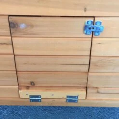 Poulailler Farmer L Toit En Tôle Ouvrant 4 à 6 Poules Bois FSC -Volaille Magasin poulailler farmer detail trappe arriere