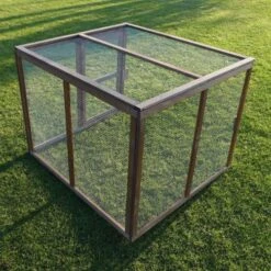 Parc Grillagé Pour Poulailler Plymouth Bois FSC -Volaille Magasin poulailler plymouth 6 a 8 poules bois fsc vue parc exterieur 1