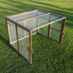 Poulailler Plymouth Toit Shingle Ouvrant 4 à 6 Poules Bois FSC Avec Extension Parc Grillagé 29 Poulailler Plymouth Toit Shingle Ouvrant 4 à 6 Poules Bois FSC Avec Extension Parc Grillagé -Volaille Magasin poulailler plymouth 6 a 8 poules bois fsc vue parc exterieur cote 3