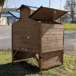 Poulailler Farmer XL Toit Tôle Ouvrant 6 à 10 Poules Bois FSC Avec Rehausse 16 Poulailler Farmer XL Toit Tôle Ouvrant 6 à 10 Poules Bois FSC Avec Rehausse -Volaille Magasin poulialler farmer avec rehausse arriere 1