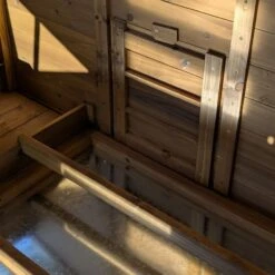 Poulailler Farmer XL Toit Tôle Ouvrant 6 à 10 Poules Bois FSC Avec Rehausse 19 Poulailler Farmer XL Toit Tôle Ouvrant 6 à 10 Poules Bois FSC Avec Rehausse -Volaille Magasin poulialler farmer avec rehausse interieur detail 1