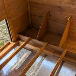 Poulailler Farmer XL Toit Tôle Ouvrant 6 à 10 Poules Bois FSC Avec Rehausse 18 Poulailler Farmer XL Toit Tôle Ouvrant 6 à 10 Poules Bois FSC Avec Rehausse -Volaille Magasin poulialler farmer avec rehausse interieur 1