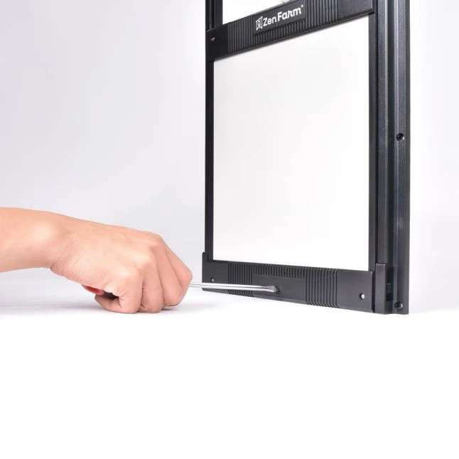 Trappe Sécurité Pour Poulailler Avec Loquet De Verrouillage Taille Unique - Zen Farm 5 Trappe Sécurité Pour Poulailler Avec Loquet De Verrouillage Taille Unique - Zen Farm – Image 3